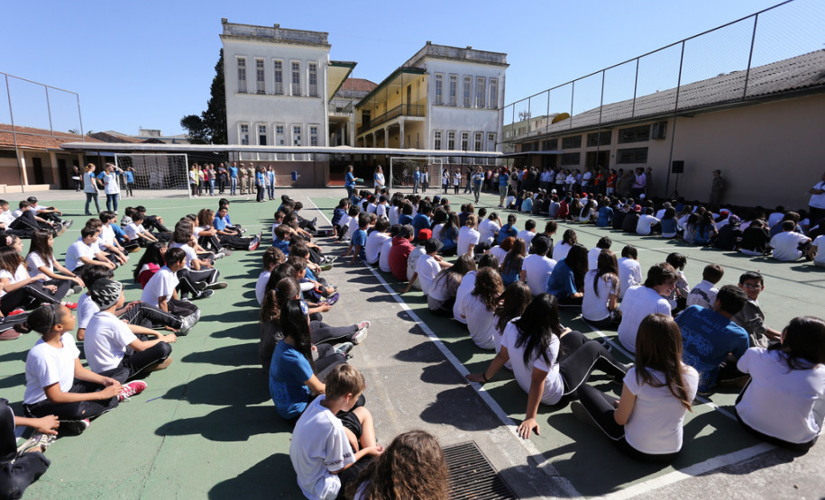 Flávio Arns entregou parte dos equipamentos e certificados do curso de formação de Brigada Escolar, no Colégio Estadual Dom Pedro II, em Curitiba.<br />
<br />
Veja mais fotos em: <a href=" http://www.flickr.com/photos/flavioarns/sets/72157635501913033/" target="_blank"> http://www.flickr.com/photos/flavioarns/</a>