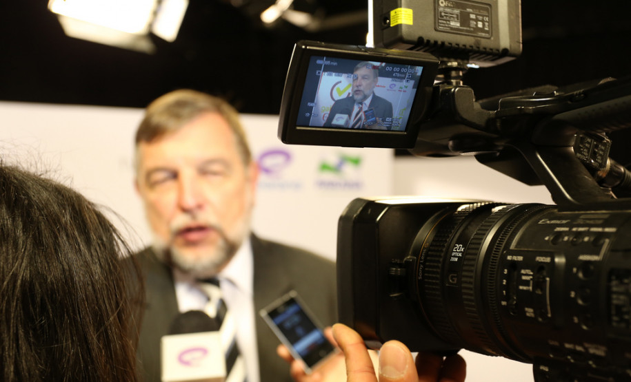 Secretarias da Educação e da Comunicação Social assinaram parceria que autoriza a TV éParaná (canal 9) a transmitir o Gabaritando Enem.<br />
<br />
Veja mais fotos em: <a href=" http://www.flickr.com/photos/flavioarns/sets/72157635502336707/" target="_blank"> http://www.flickr.com/photos/flavioarns</a>