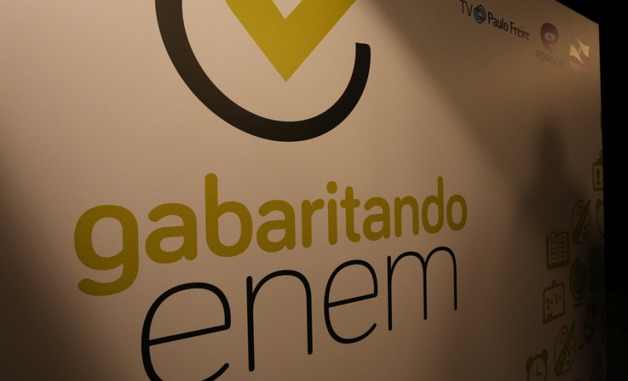 Secretarias da Educação e da Comunicação Social assinaram parceria que autoriza a TV éParaná (canal 9) a transmitir o Gabaritando Enem.<br />
<br />
Veja mais fotos em: <a href=" http://www.flickr.com/photos/flavioarns/sets/72157635502336707/" target="_blank"> http://www.flickr.com/photos/flavioarns</a>