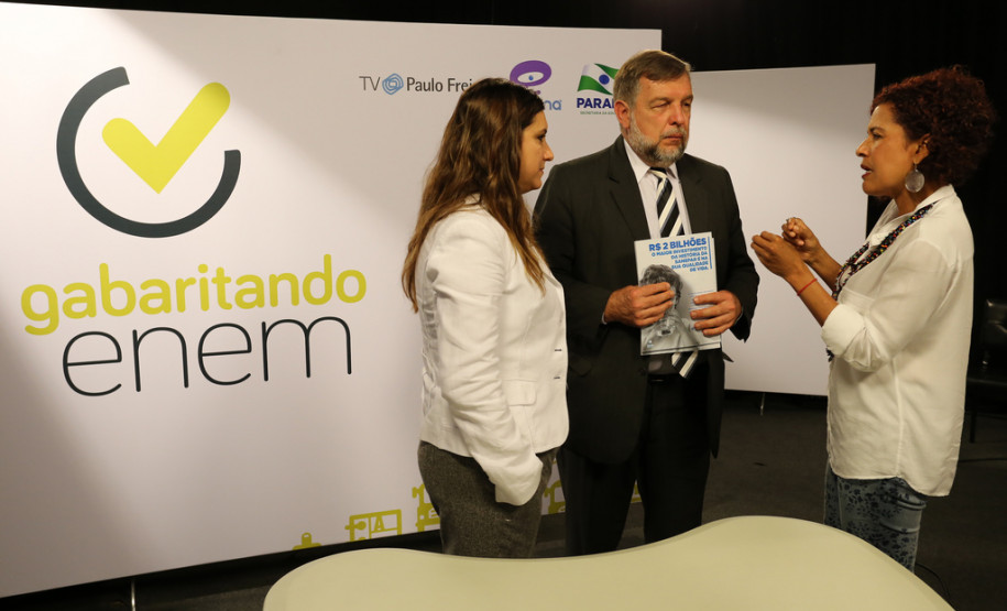 Secretarias da Educação e da Comunicação Social assinaram parceria que autoriza a TV éParaná (canal 9) a transmitir o Gabaritando Enem.<br />
<br />
Veja mais fotos em: <a href=" http://www.flickr.com/photos/flavioarns/sets/72157635502336707/" target="_blank"> http://www.flickr.com/photos/flavioarns</a>