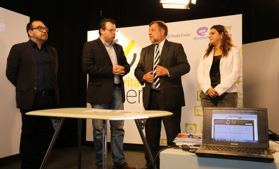 Secretarias da Educação e da Comunicação Social assinaram parceria que autoriza a TV éParaná (canal 9) a transmitir o Gabaritando Enem.<br />
<br />
Veja mais fotos em: <a href=" http://www.flickr.com/photos/flavioarns/sets/72157635502336707/" target="_blank"> http://www.flickr.com/photos/flavioarns</a>