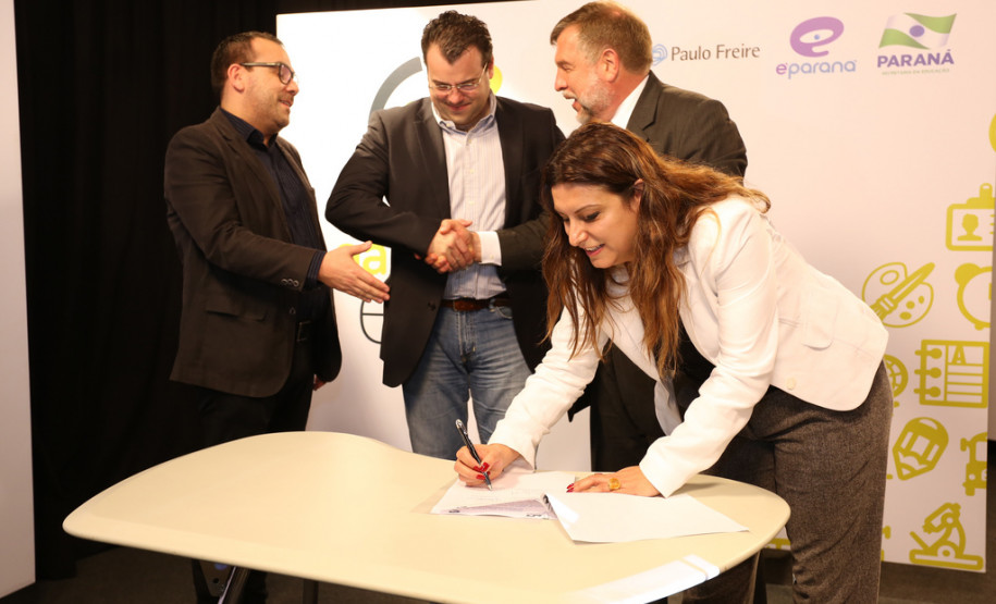 Secretarias da Educação e da Comunicação Social assinaram parceria que autoriza a TV éParaná (canal 9) a transmitir o Gabaritando Enem.<br />
<br />
Veja mais fotos em: <a href=" http://www.flickr.com/photos/flavioarns/sets/72157635502336707/" target="_blank"> http://www.flickr.com/photos/flavioarns</a>