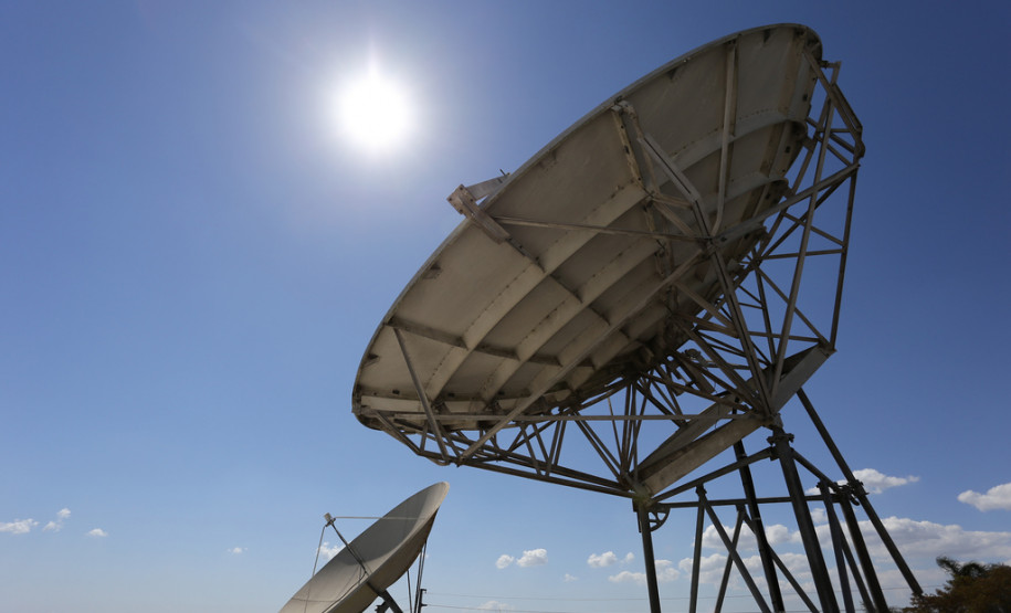 Secretarias da Educação e da Comunicação Social assinaram parceria que autoriza a TV éParaná (canal 9) a transmitir o Gabaritando Enem.<br />
<br />
Veja mais fotos em: <a href=" http://www.flickr.com/photos/flavioarns/sets/72157635502336707/" target="_blank"> http://www.flickr.com/photos/flavioarns</a>
