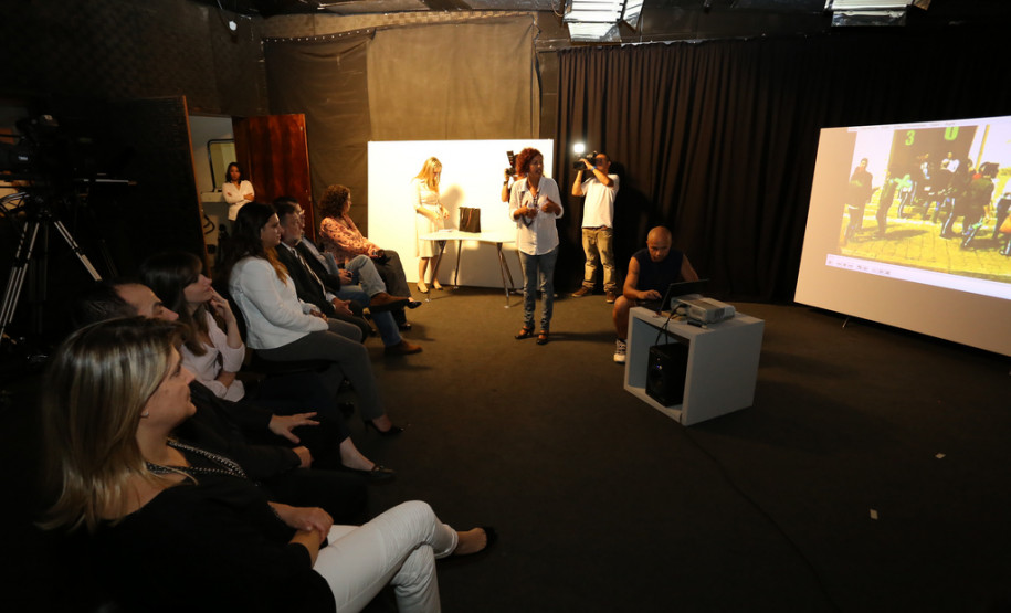 Secretarias da Educação e da Comunicação Social assinaram parceria que autoriza a TV éParaná (canal 9) a transmitir o Gabaritando Enem.<br />
<br />
Veja mais fotos em: <a href=" http://www.flickr.com/photos/flavioarns/sets/72157635502336707/" target="_blank"> http://www.flickr.com/photos/flavioarns</a>