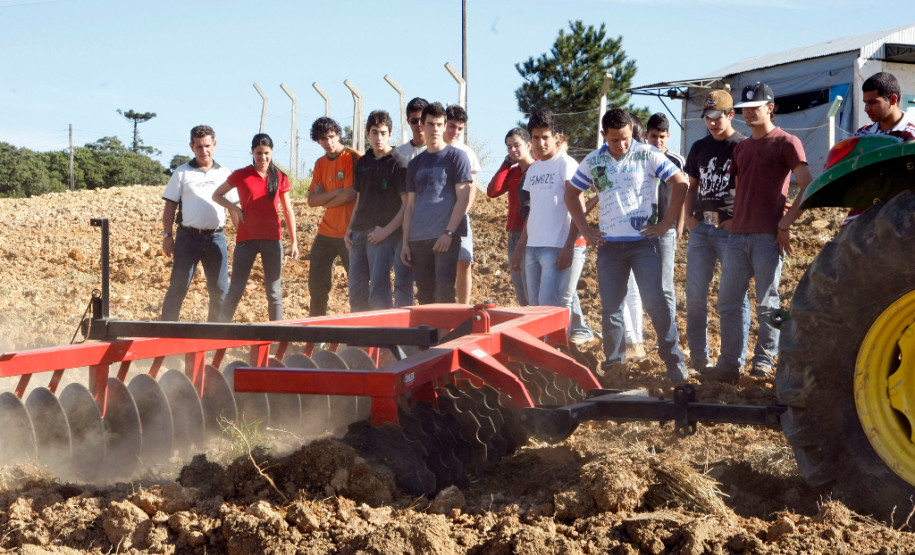 Arapoti - 29-08-13 - Centro Estadual de Educação Profissional de Arapoti, Colégio Agrícola, na foto novo trator do colégio.
