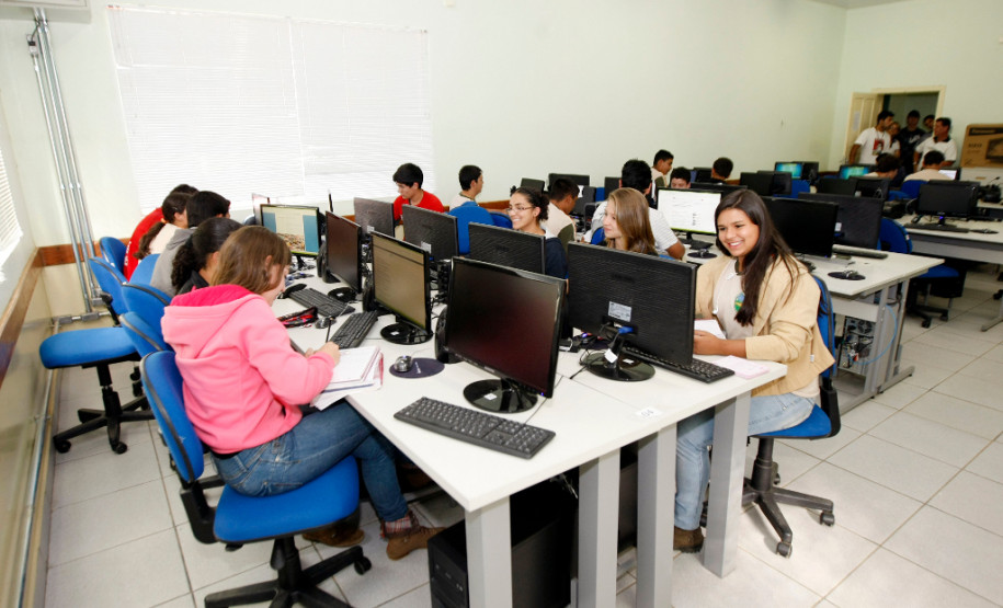 Arapoti - 29-08-13 - Centro Estadual de Educação Profissional de Arapoti, Colégio Agrícola, laboratório de informática.