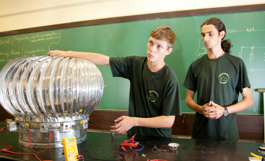 14-03-13 - CEEP NEwton Freire Maia - Alunos do quarto ano do curso Energia Alternativa, Rogério Vidolin de 17 anos e Eduardo Berlise da Silva de 17 anos.