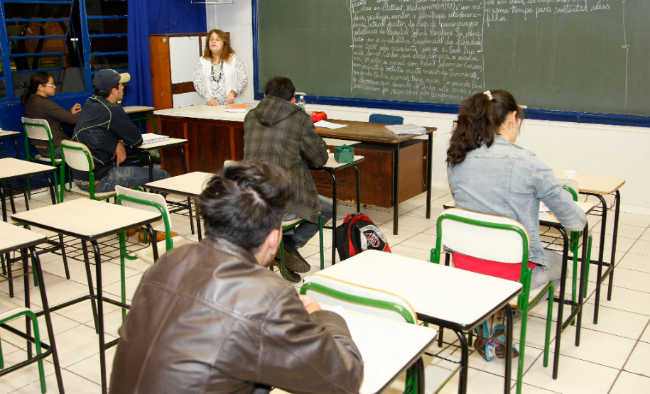 CEEBJA Umuarama, alunos em sala de aula do CEEBJA. 18-09-13.