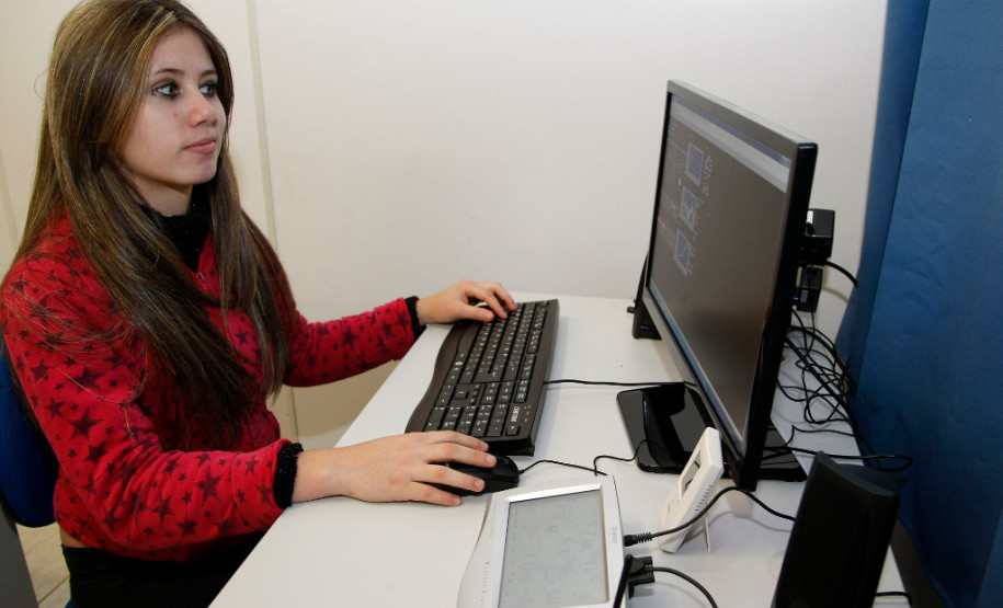 Colégio Estadual de Iporã, na foto a aluna Yasmin Adriane Pereira. 17-09-13. Foto: Hedeson Alves