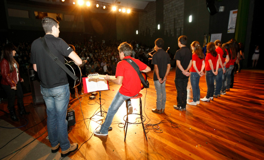 Apresentação de alunos no Centro Cultural de Umuarama, durante a Caravana da Poesia. 18-09-13.