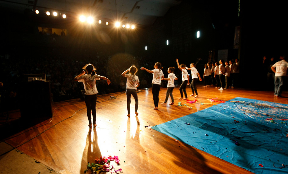 Apresentação de alunos no Centro Cultural de Umuarama, durante a Caravana da Poesia. 18-09-13.
