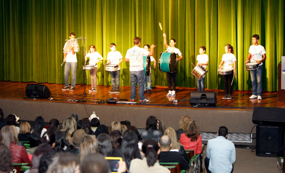 Apresentação de alunos no Centro Cultural de Umuarama, durante a Caravana da Poesia. 18-09-13.