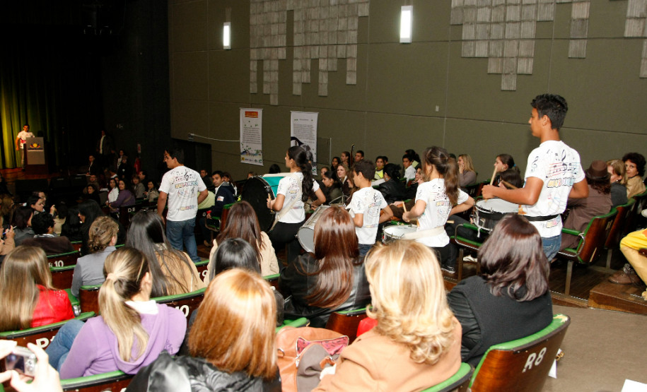 Apresentação de alunos no Centro Cultural de Umuarama, durante a Caravana da Poesia. 18-09-13.