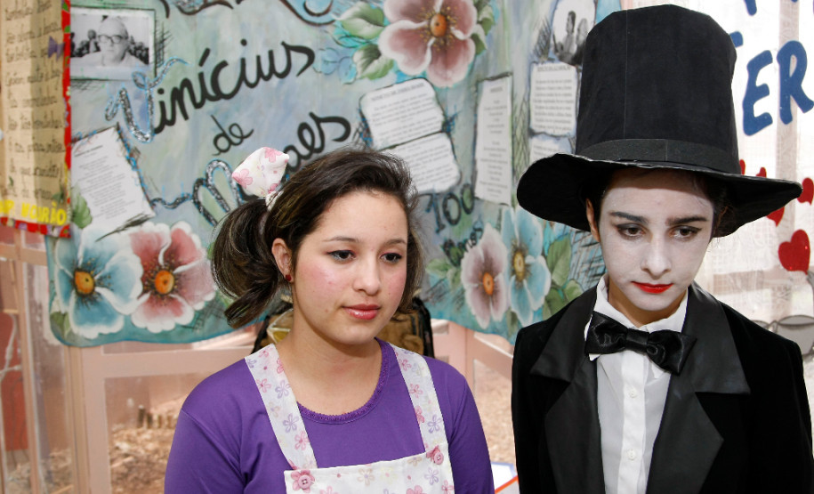 Apresentação de alunos no Centro Cultural de Umuarama, durante a Caravana da Poesia, alunas Barbara Talia dos Santos e Talia Chandora. 18-09-13.