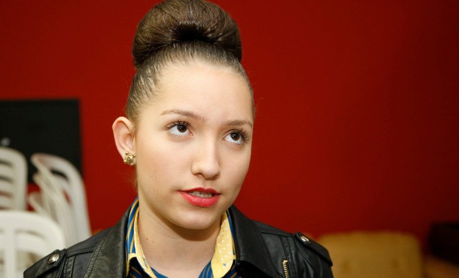 Apresentação de alunos no Centro Cultural de Umuarama, durante a Caravana da Poesia, aluna Ana Clara Trivilin. 18-09-13.