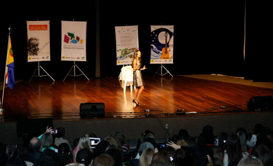 Apresentação de alunos no Centro Cultural de Umuarama, durante a Caravana da Poesia. 18-09-13.