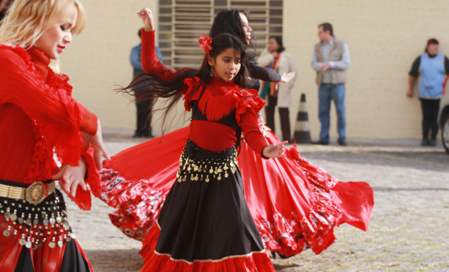 Apresentação do Grupo Kallons, em 2011, na SEED.
