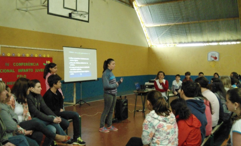 Eventos servem para definir delegação que representa o Paraná na 4ª Conferência Nacional Infantojuvenil pelo Meio Ambiente, Brasília. Atividades do NRE de Cianorte.