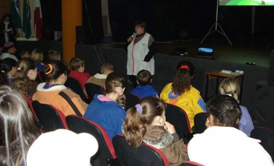 Eventos servem para definir delegação que representa o Paraná na 4ª Conferência Nacional Infantojuvenil pelo Meio Ambiente, Brasília. Atividades do NRE de Toledo.