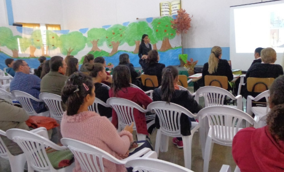 Eventos servem para definir delegação que representa o Paraná na 4ª Conferência Nacional Infantojuvenil pelo Meio Ambiente, Brasília. Atividades do NRE de Wenceslau Braz.