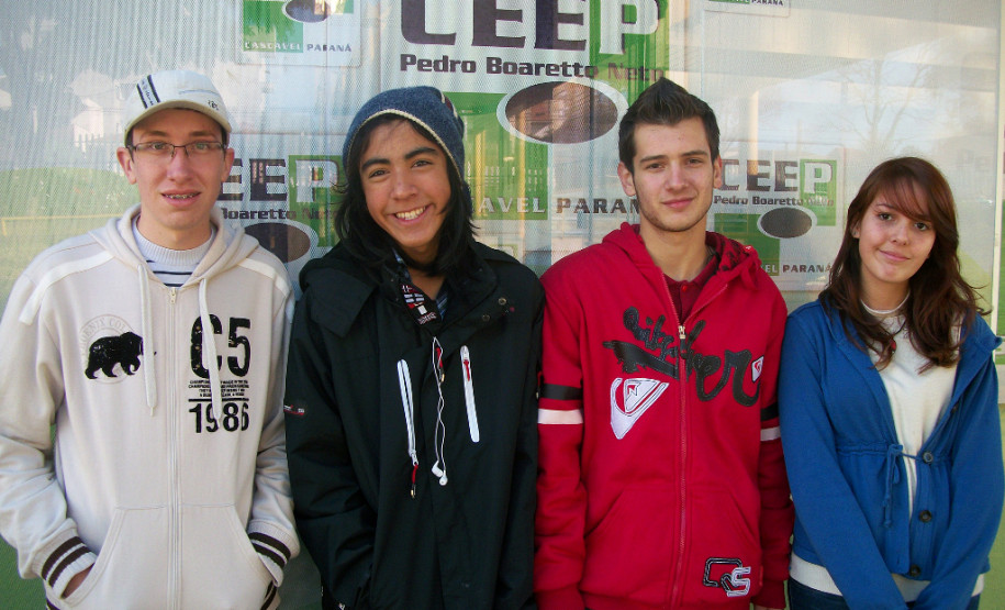 Os alunos William Patrick Heckler, 17, Leonardo Nakatani, 15, Vinícius Henrique Dias, 17, e Marina Koren, 16, foram destaques na Olimpíada Brasileira de Astronomia e Astronáutica (OBA) deste ano. Eles participarão da pré-seleção para a fase internacional da Olimpíada. A prova está prevista para outubro, quando concorrerão com outros 996 alunos de todo o Brasil. Caso sejam classificados, eles estarão entre os 100 estudantes que vão representar o país na OBA Internacional, em maio do ano que vem.