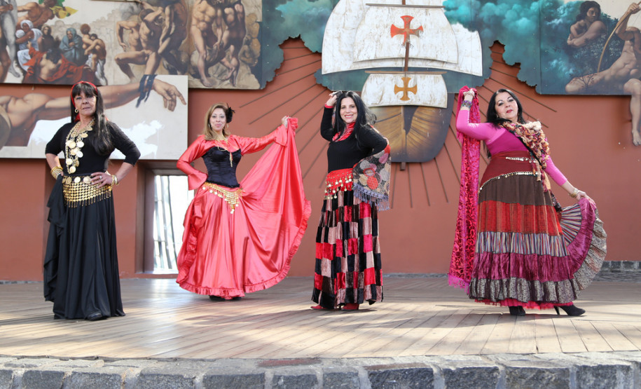 Durante três dias, profissionais da educação, membros de associações e movimentos ciganos estarão reunidos na Fundação Cultural de Curitiba para discutir a construção da Proposta Pedagógica de alfabetização para ciganos.<br />
<br />
Veja mais fotos em: <a href=" http://www.flickr.com/photos/flavioarns/sets/72157635924322876/" target="_blank"> http://www.flickr.com/photos/flavioarns/</a>