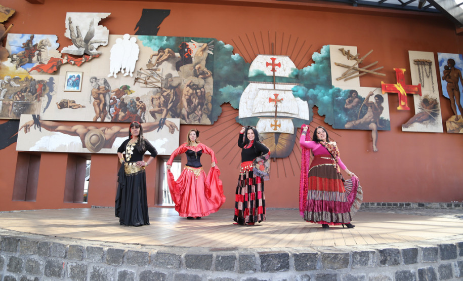 Durante três dias, profissionais da educação, membros de associações e movimentos ciganos estarão reunidos na Fundação Cultural de Curitiba para discutir a construção da Proposta Pedagógica de alfabetização para ciganos.<br />
<br />
Veja mais fotos em: <a href=" http://www.flickr.com/photos/flavioarns/sets/72157635924322876/" target="_blank"> http://www.flickr.com/photos/flavioarns/</a>