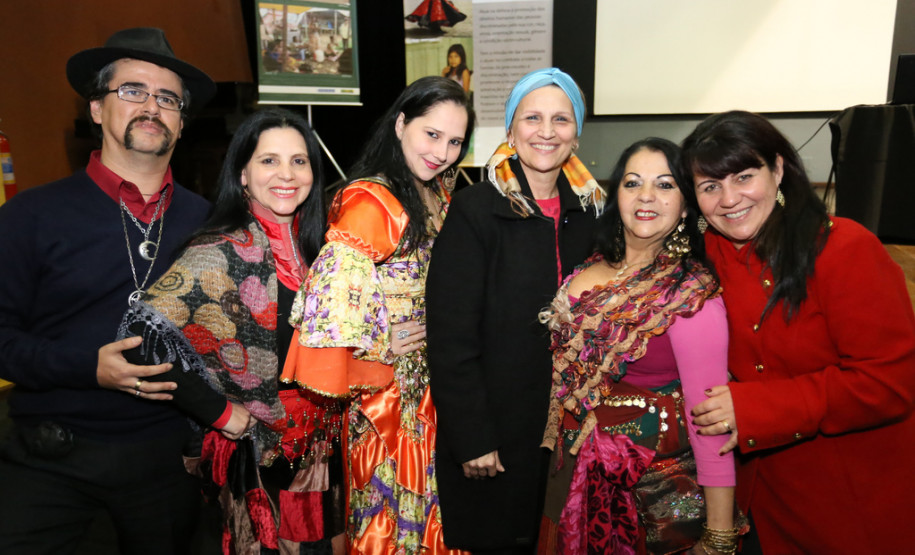 Durante três dias, profissionais da educação, membros de associações e movimentos ciganos estarão reunidos na Fundação Cultural de Curitiba para discutir a construção da Proposta Pedagógica de alfabetização para ciganos.<br />
<br />
Veja mais fotos em: <a href=" http://www.flickr.com/photos/flavioarns/sets/72157635924322876/" target="_blank"> http://www.flickr.com/photos/flavioarns/</a>