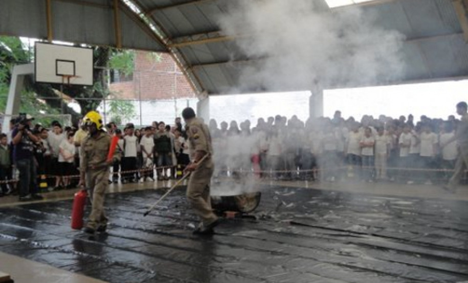 Defesa Civil realiza treinamento em colégio de Maringá