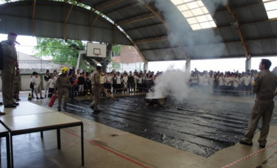 Defesa Civil realiza treinamento em colégio de Maringá