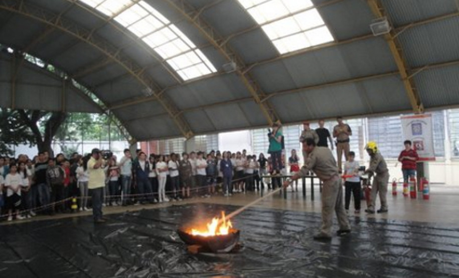 Defesa Civil realiza treinamento em colégio de Maringá