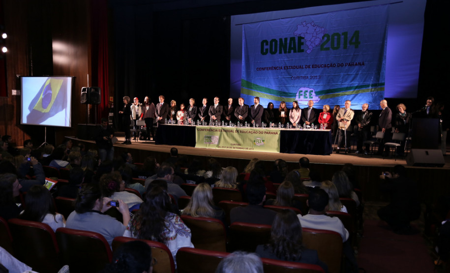 O objetivo é discutir emendas ao documento referência da Conferência Nacional de Educação (CONAE), que será definido no ano que vem, em Brasília.<br />
<br />
Veja mais fotos em: <a href=" http://www.flickr.com/photos/flavioarns/sets/72157635848374146/" target="_blank"> http://www.flickr.com/photos/flavioarns </a>