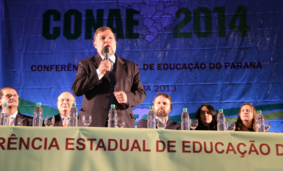 O objetivo é discutir emendas ao documento referência da Conferência Nacional de Educação (CONAE), que será definido no ano que vem, em Brasília.<br />
<br />
Veja mais fotos em: <a href=" http://www.flickr.com/photos/flavioarns/sets/72157635848374146/" target="_blank"> http://www.flickr.com/photos/flavioarns </a>