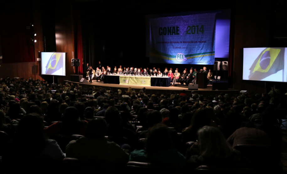 O objetivo é discutir emendas ao documento referência da Conferência Nacional de Educação (CONAE), que será definido no ano que vem, em Brasília.<br />
<br />
Veja mais fotos em: <a href=" http://www.flickr.com/photos/flavioarns/sets/72157635848374146/" target="_blank"> http://www.flickr.com/photos/flavioarns </a>