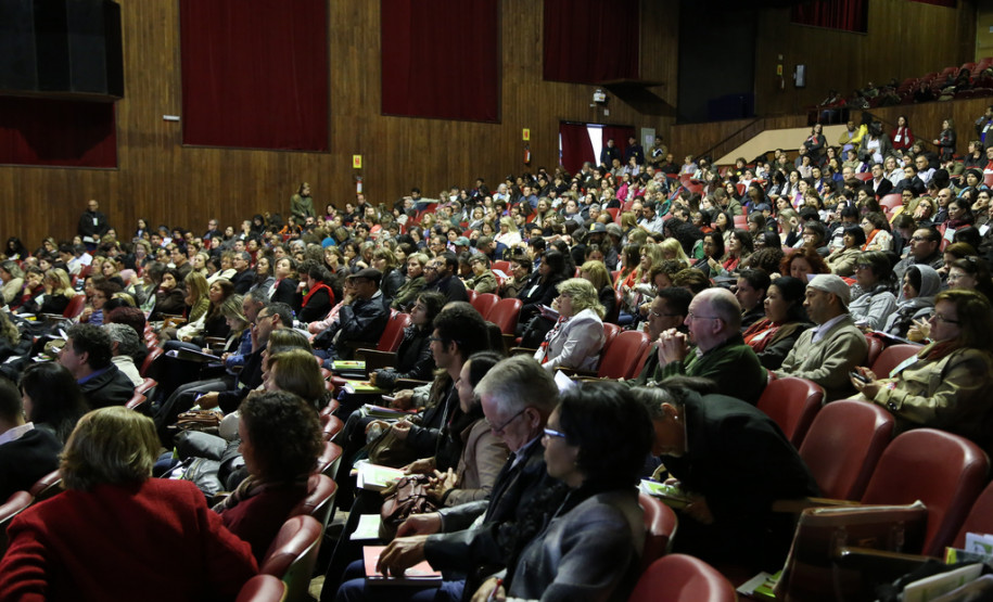 O objetivo é discutir emendas ao documento referência da Conferência Nacional de Educação (CONAE), que será definido no ano que vem, em Brasília.<br />
<br />
Veja mais fotos em: <a href=" http://www.flickr.com/photos/flavioarns/sets/72157635848374146/" target="_blank"> http://www.flickr.com/photos/flavioarns </a>