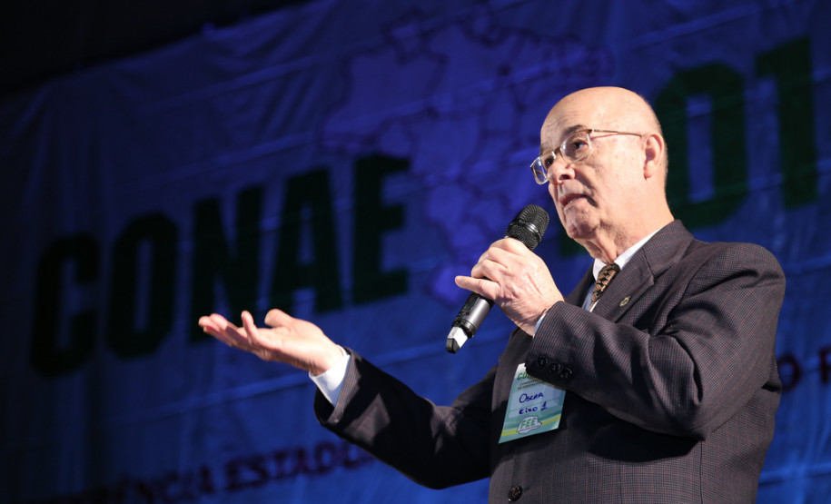 O objetivo é discutir emendas ao documento referência da Conferência Nacional de Educação (CONAE), que será definido no ano que vem, em Brasília.<br />
<br />
Veja mais fotos em: <a href=" http://www.flickr.com/photos/flavioarns/sets/72157635848374146/" target="_blank"> http://www.flickr.com/photos/flavioarns </a>