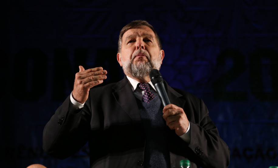 O objetivo é discutir emendas ao documento referência da Conferência Nacional de Educação (CONAE), que será definido no ano que vem, em Brasília.<br />
<br />
Veja mais fotos em: <a href=" http://www.flickr.com/photos/flavioarns/sets/72157635848374146/" target="_blank"> http://www.flickr.com/photos/flavioarns </a>