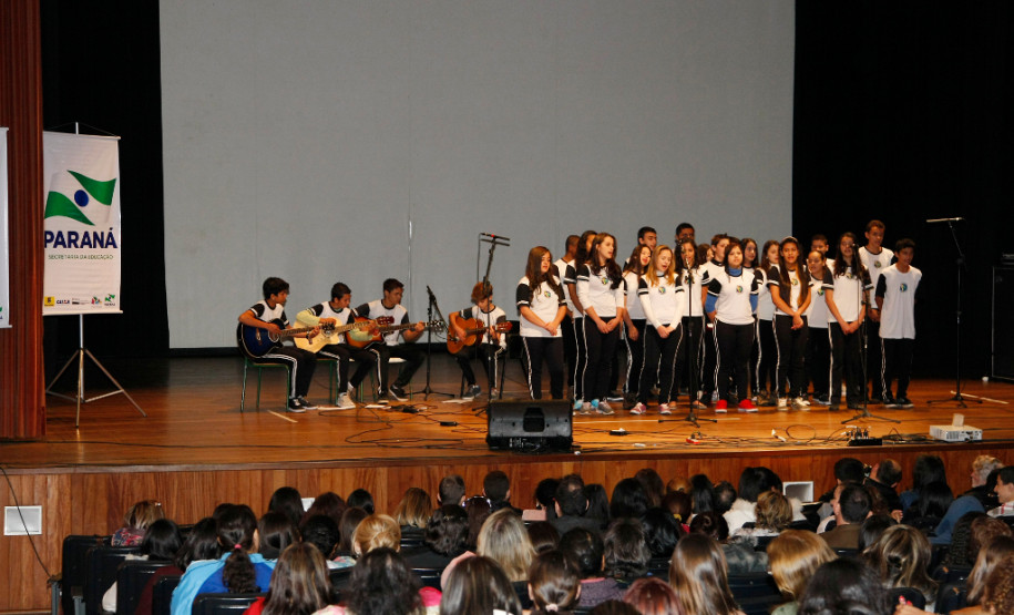 Apucarana, apresentação de alunos e professores na Caravana da Poesia. 25-09-13.