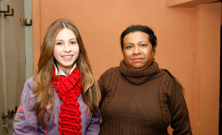 Apucarana, apresentação de alunos e professores na Caravana da Poesia, professora Catia Jacinto Duarte e Milena Geovana Batista. 25-09-13.
