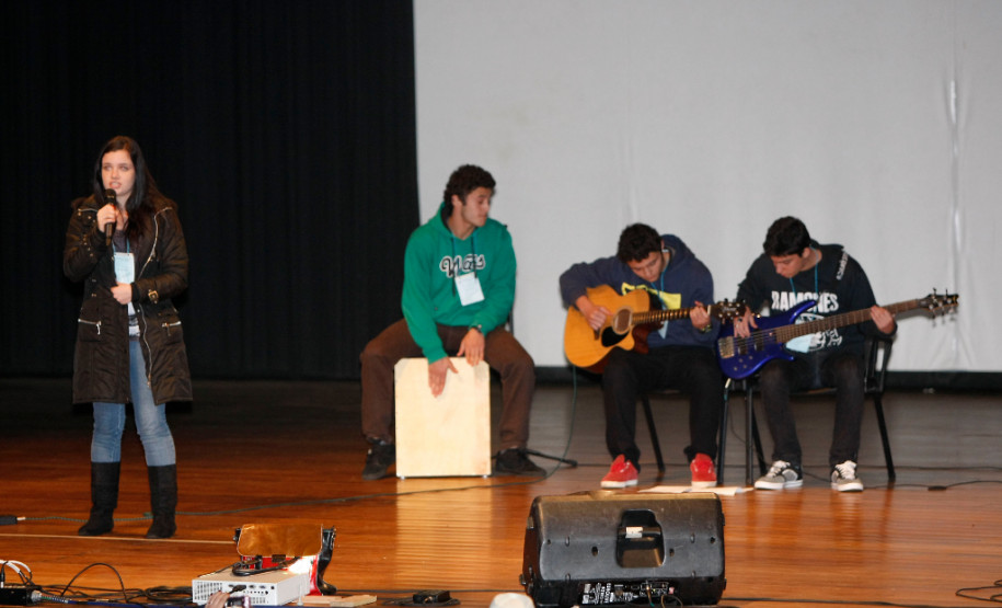 Apucarana, apresentação de alunos e professores na Caravana da Poesia. 25-09-13.