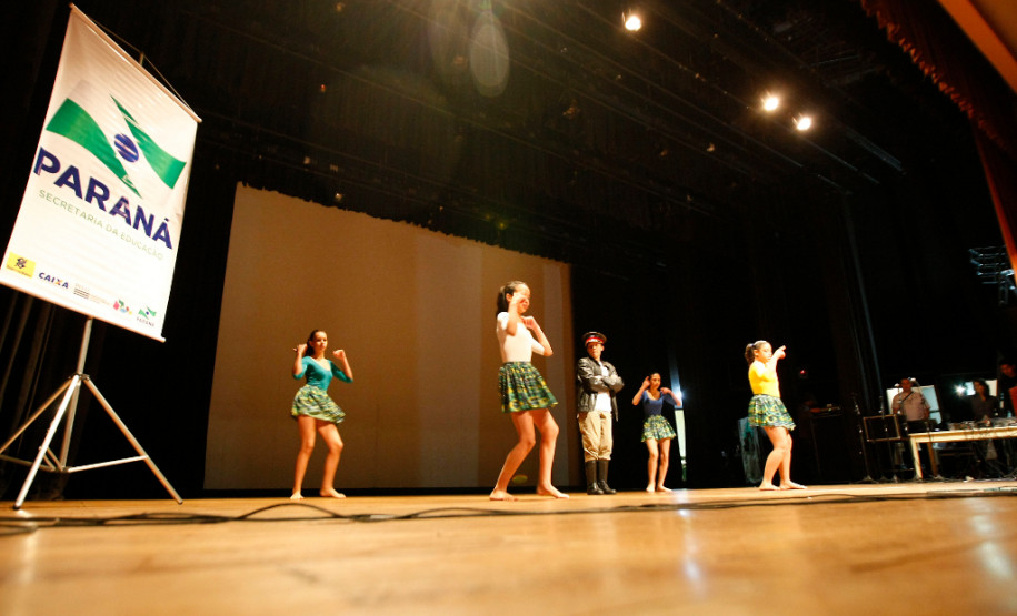 Apucarana, apresentação de alunos e professores na Caravana da Poesia. 25-09-13.