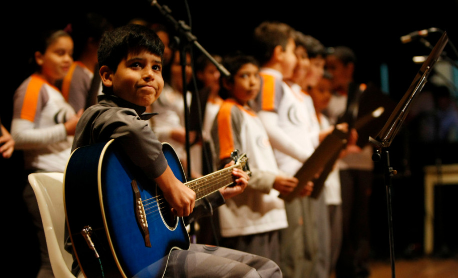 Apucarana, apresentação de alunos e professores na Caravana da Poesia. 25-09-13.