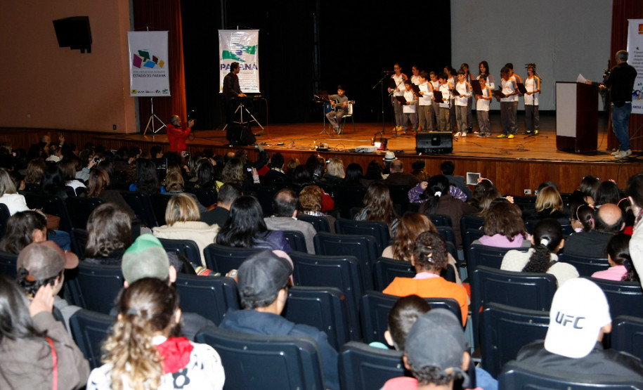 Apucarana, apresentação de alunos e professores na Caravana da Poesia. 25-09-13.