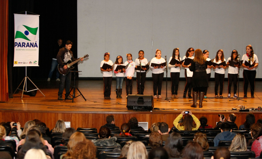 Apucarana, apresentação de alunos e professores na Caravana da Poesia. 25-09-13.