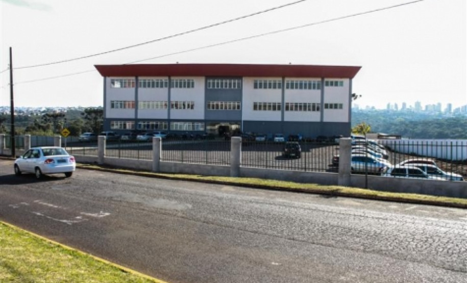 Centro de Educação Básica para Jovens e Adultos (CEEBJA) Professora Joaquina Mattos Branco tem vagas para Ensino Fundamental e Médio.
