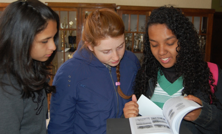 Vida e obra do professor paranaense Germano Bayer e a história do Colégio Estadual do Paraná (CEP) são apresentadas na mostra.