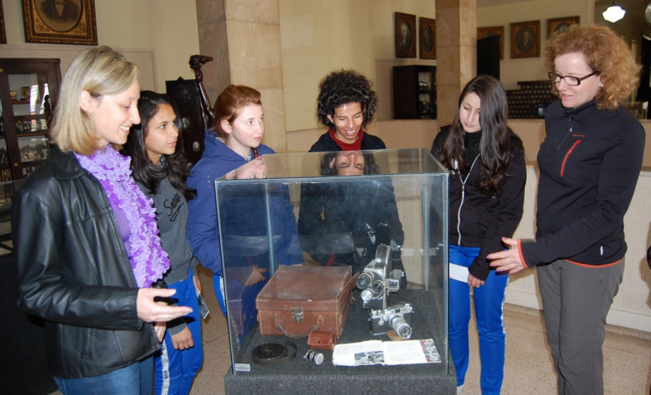 Vida e obra do professor paranaense Germano Bayer e a história do Colégio Estadual do Paraná (CEP) são apresentadas na mostra.