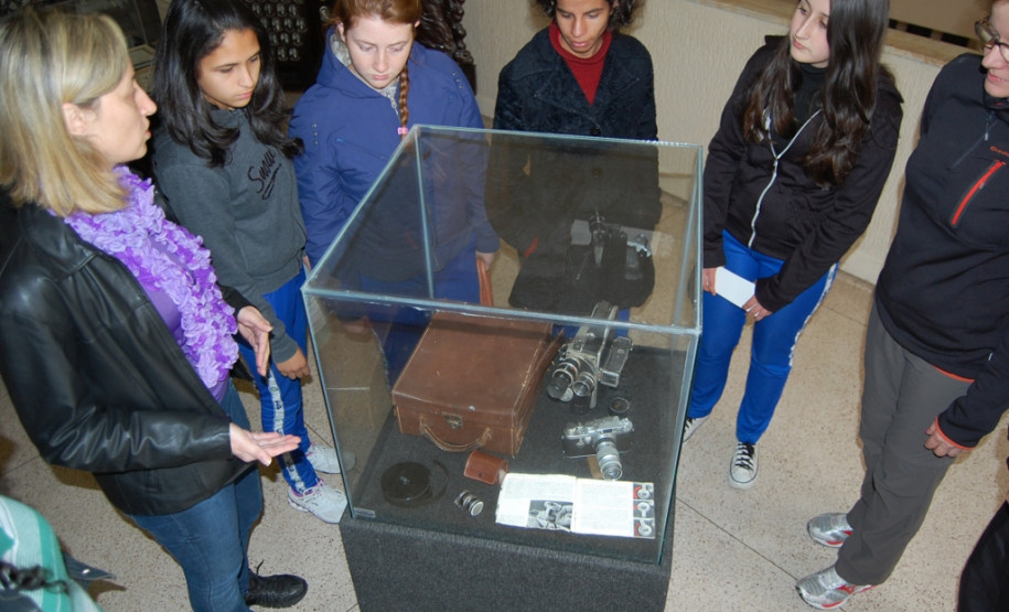 Vida e obra do professor paranaense Germano Bayer e a história do Colégio Estadual do Paraná (CEP) são apresentadas na mostra.