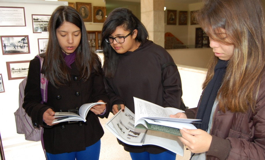 Vida e obra do professor paranaense Germano Bayer e a história do Colégio Estadual do Paraná (CEP) são apresentadas na mostra.