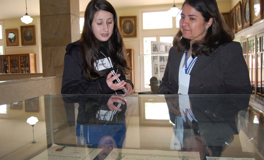 Vida e obra do professor paranaense Germano Bayer e a história do Colégio Estadual do Paraná (CEP) são apresentadas na mostra.